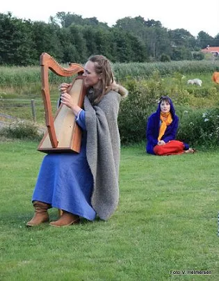 Maja Lillian Marcussen spelar harpa i gräset